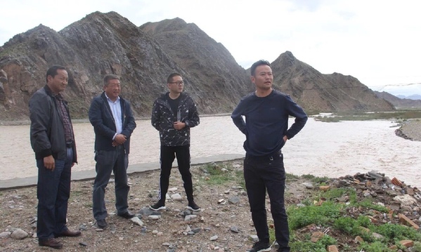 都兰县委书记焦胜章到乡镇检查指导防汛工作