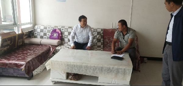 县委副书记、县长马永安深入香日德镇调研检查