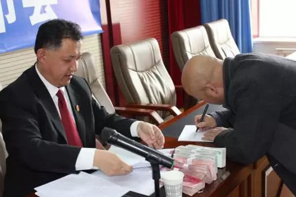 法院干警索南才让荣获国家殊荣