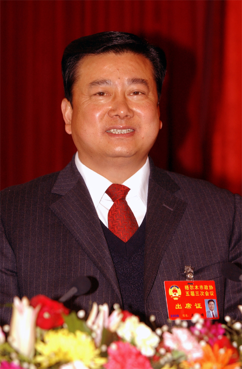 格尔木市政协主席马家峰正在作政协工作报告.新华网记者 嘎玛 摄