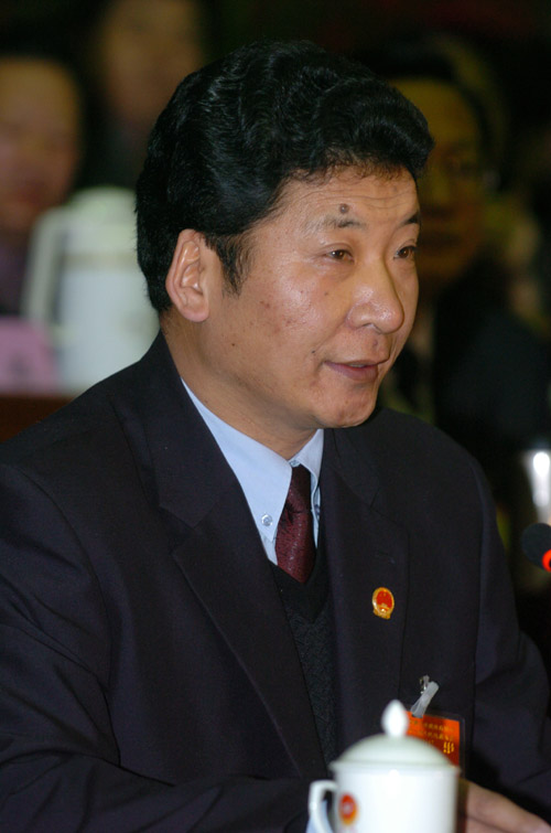 海西蒙古族藏族自治州人大主任索南加措支持今天的大会 新华网记者 侯