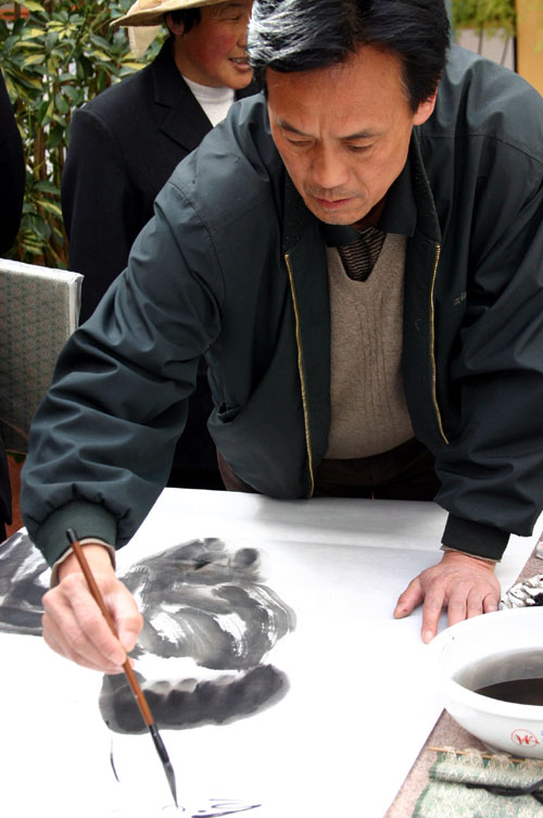 青海省著名画家井汉升为贵德挥毫泼墨