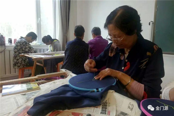 门源:最巧绣娘走出家门充电加油