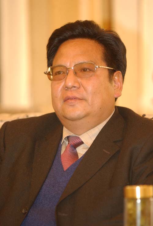 海南藏族自治州州委书记多杰热旦在分组讨论会上发言