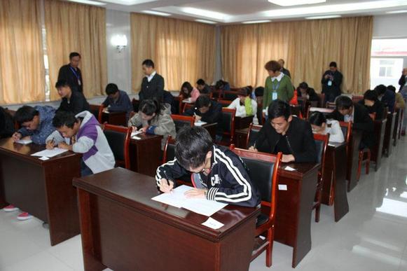 格尔木房建生活段举行2014年见习生定职考试