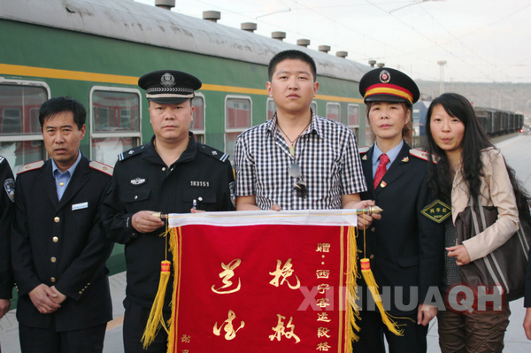 由西宁西开往格尔木的7581次列车离开了鸟岛