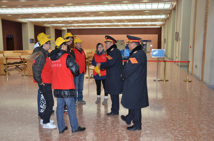 拉萨站春运志愿者活跃在春运当中