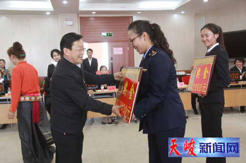 县委书记张绍军为一等奖获奖代表颁奖