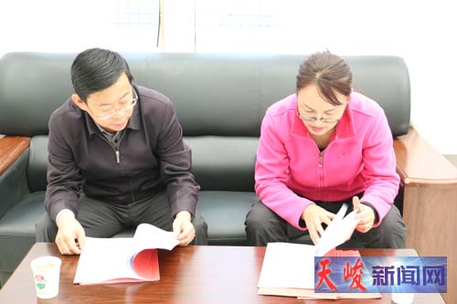 县委书记张绍军与县委常委、县纪委书记旦正措