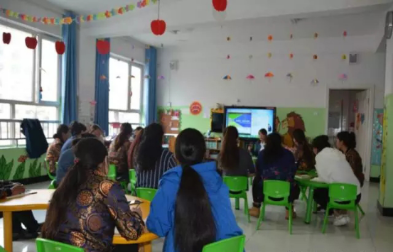 走出去 学回来 手拉手 促进步记幼儿园课程游戏