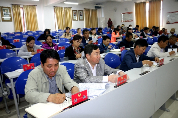 天峻县政协委员学习贯彻省第十三次党代会精神