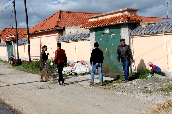 天峻县委宣传部组织干部职工 开展打扫卫生活