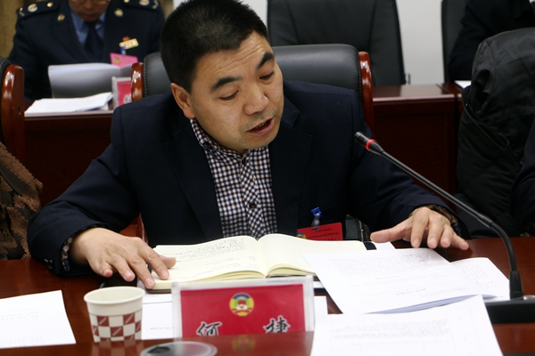 天峻县政协十一届三次会议第二讨论组认真讨论