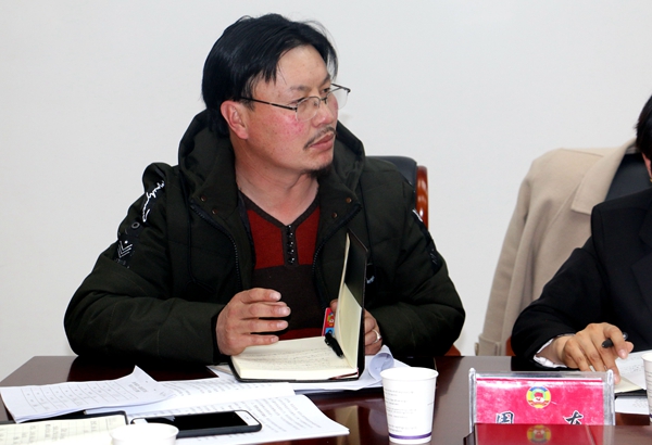 天峻县政协十一届三次会议第二讨论组认真讨论