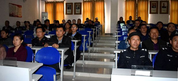 峻县组织全体干部职工观看《红旗漫卷西风》党