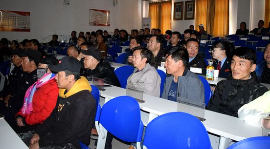 峻县组织全体干部职工观看《红旗漫卷西风》党