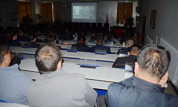 峻县组织全体干部职工观看《红旗漫卷西风》党