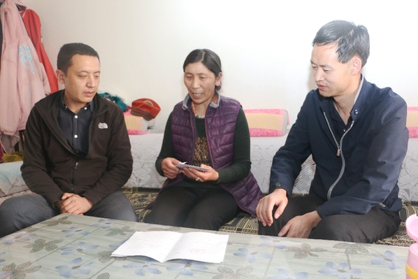 峻县委宣传部到新源镇开展精准扶贫结对认亲