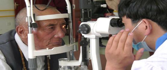 省残联康复中心医疗队来天峻县助白内障患者重见光明