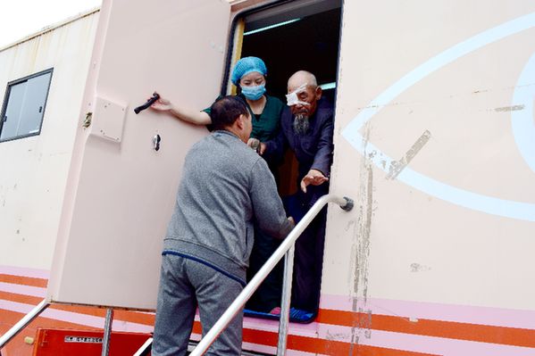 省残联康复中心医疗队来天峻县助白内障患者重见光明