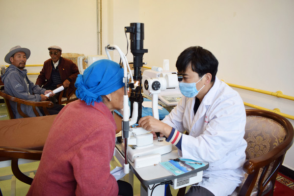 省残联康复中心医疗队来天峻县助白内障患者重见光明