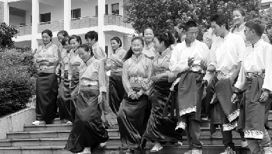 浙江金华二中青海天峻民族班迎来马背上的