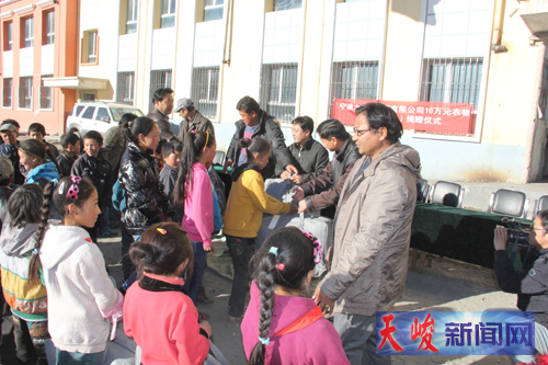 宁波太平鸟集团有限公司向我县捐赠价值10万