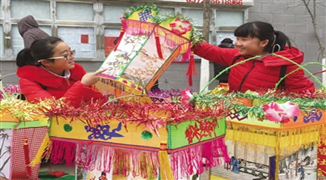 挂起灯笼迎元宵