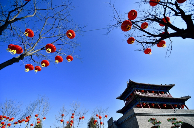 春来年到 中国红和西宁蓝映衬幸福“红”火年