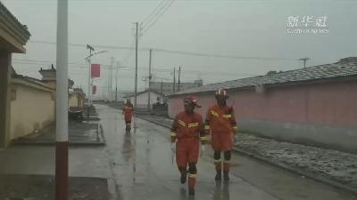 消防救援人员在青海省果洛藏族自治州玛多县擦泽村开展地震灾情排查