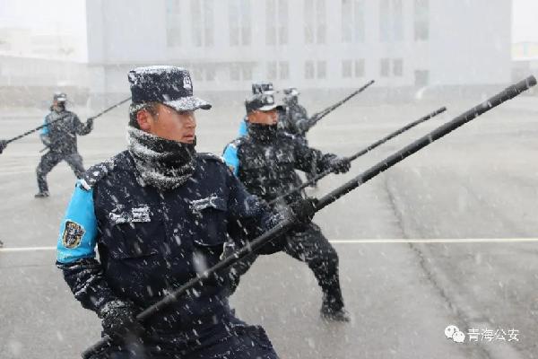 “只要党和人民需要，我们随时都会挺身而出”——记果洛州公安局特警支队