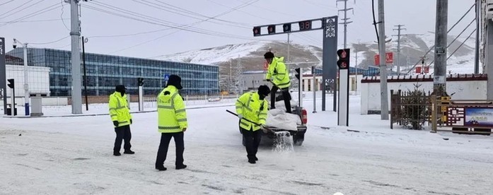 顶风冒雪除冰雪 全力以赴保畅通