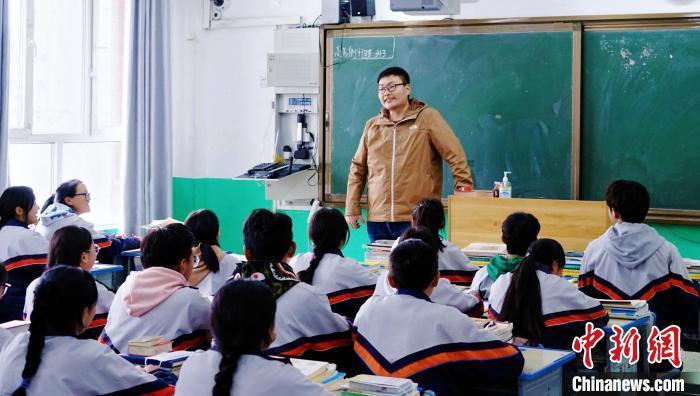 青海果洛：“1+1+10”教育政策体系促“保学”到“保优”