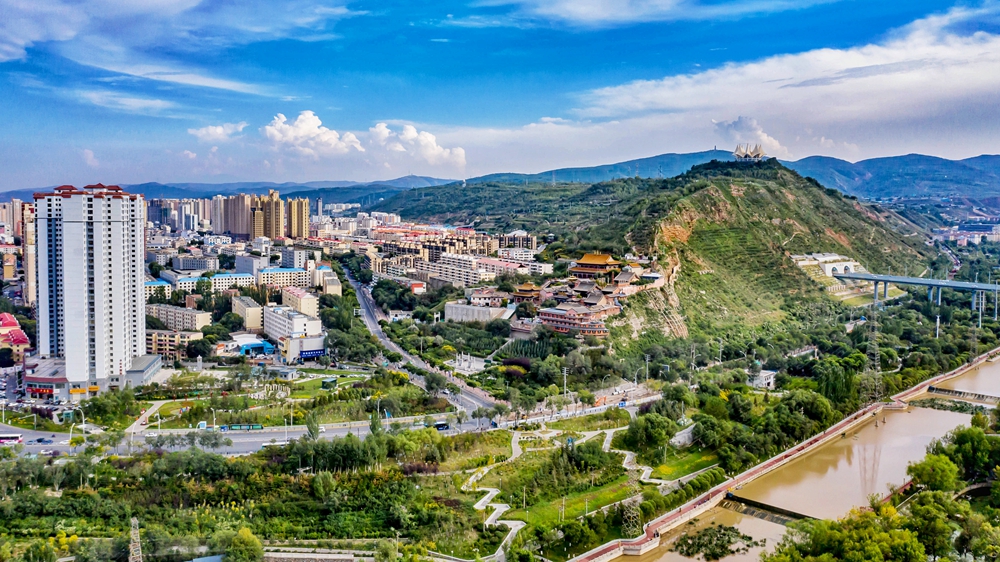 【“飞阅”中国】绿水青山“瞰”这里 高原古城生态美