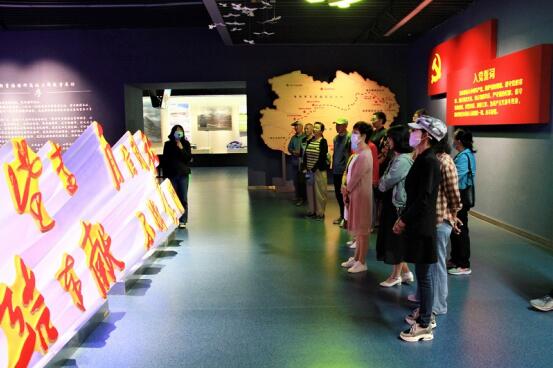 工行西宁中心广场支行退休党支部组织开展“学习新思想 展望新时代”主题党日活动