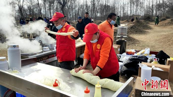 青海海东工会“爱心拉面”为灾区民众驱散寒意