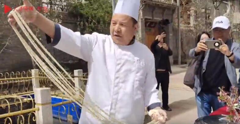 青海化隆：拉面穿针展绝活