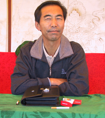 泽库县县委书记若赛多杰观看赛马比赛 新华网记者
